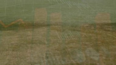 Eğitim sırasında çeşitli erkek futbolcuların bacaklarının üzerinde finansal verilerin ve grafiklerin animasyonu. Spor, eğitim, futbol, finans ve ekonomi konsepti dijital olarak oluşturulmuş video.