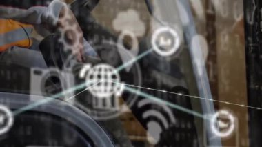 Dijital simgelerin animasyonu, depoda çalışan melez adam üzerindeki bağlantılar. Küresel gönderme, ağlar ve veri işleme kavramı dijital olarak oluşturulmuş video.