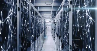 Bilgisayar sunucuları üzerinden bağlantı ağları ve veri işleme animasyonları. Dijital olarak oluşturulan küresel ağlar, hesaplama ve veri işleme kavramı.