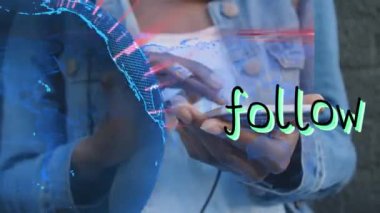 Dünyanın animasyonu ve akıllı telefon kullanan Afrikalı Amerikalı bir kadının elleri üzerinden takip etmek. Ağ, sosyal medya, iletişim ve teknoloji konsepti dijital olarak oluşturulmuş video.