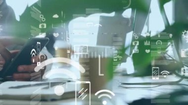 Akıllı telefon kullanan Afro-Amerikan erkeklerinin finansal veri işleme animasyonları. Küresel iş ve veri işleme kavramı dijital olarak oluşturulmuş video.