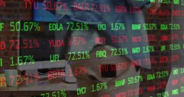 Bilgisayar kullanan iş adamlarının finansal veri işleme animasyonları. Küresel iş ve veri işleme kavramı dijital olarak oluşturulmuş video.