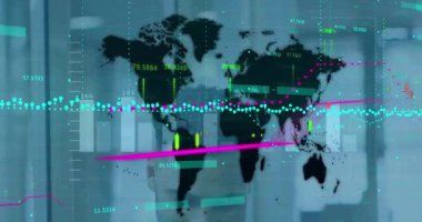 Dünya haritası ve melez iş adamı istatistikleriyle finansal veri işleme animasyonu. Küresel iş, finans ve veri işleme kavramı dijital olarak oluşturulmuş video.
