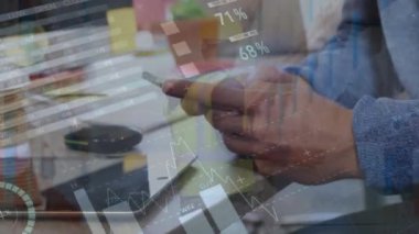 İş adamı ofisindeki masasında bir cep telefonu kullanıyor..