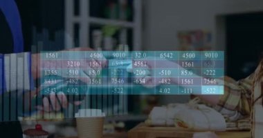 Kart ödemesi ve terminal üzerinden finansal veri işleme animasyonu. Küresel finans, çevrimiçi ödeme ağı ve dijital olarak oluşturulan veri işleme konsepti.