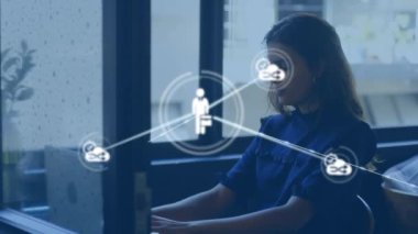 Ofiste dizüstü bilgisayar tableti kullanan beyaz kadın üzerindeki dijital simge ağının animasyonu. Küresel ağ ve iş teknolojisi kavramı