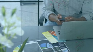 Akıllı telefon kullanan Afro-Amerikan erkeklerinin tarama alanının animasyonu. Küresel iş ve veri işleme kavramı dijital olarak oluşturulmuş video.