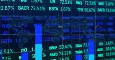 Finansal veri işleme animasyonu ve dünya haritası üzerinde kara arkaplan istatistikleri. Küresel finans, iş ve veri işleme kavramı dijital olarak oluşturulmuş video.