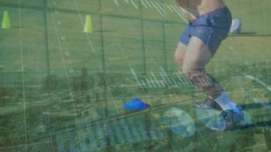 Eğitim sırasında beyaz erkek futbolcu üzerinden finansal verilerin ve grafiklerin animasyonu. Spor, eğitim, futbol, finans ve ekonomi konsepti dijital olarak oluşturulmuş video.