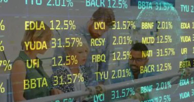 Bilgisayar kullanan iş adamlarının finansal veri işleme animasyonları. Küresel iş ve veri işleme kavramı dijital olarak oluşturulmuş video.