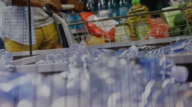 Beyazların alışveriş yaptığı yerlerde finansal veri işleme animasyonu. Küresel iş ve veri işleme kavramı dijital olarak oluşturulmuş video.