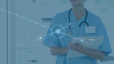 Kafkasyalı kadın doktor üzerinden bağlantı ağının animasyonu. Küresel bağlantılar, ağlar, sağlık ve tıp konsepti dijital olarak oluşturulmuş video.
