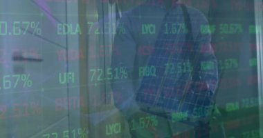 Afro-Amerikan iş adamı üzerine finansal veri işleme animasyonu. Küresel iş ve veri işleme kavramı dijital olarak oluşturulmuş video.