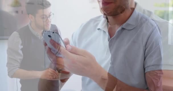 Animação Homem Caucasiano Usando Smartphone Sobre Diversos Empresários Escritório Mídia — Vídeo de Stock