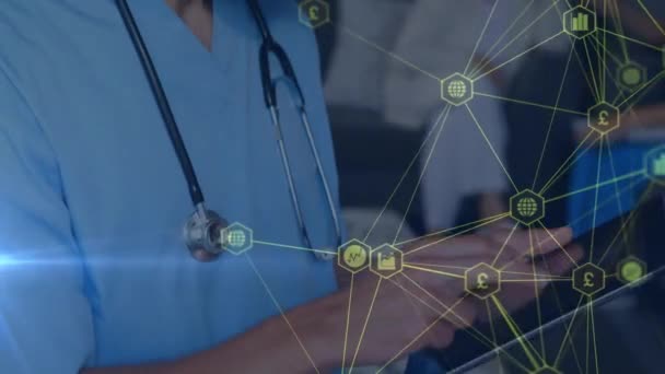一位医生正在医院里使用数码平板电脑 他正在与其他医生交流并分享数据 这段视频是蓝色背景的连接网络的动画 — 图库视频影像