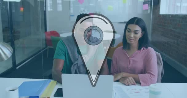 Animacja Ikony Pin Lokalizacji Nad Różnymi Ludźmi Biznesu Pomocą Laptopa — Wideo stockowe