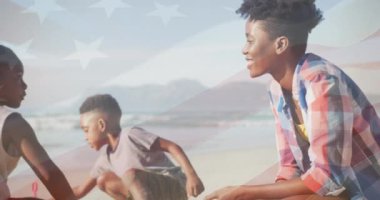 Mutlu Afro-Amerikan ailesinin üzerine Amerikan bayrağının animasyonu. Ulusal vatanseverlik kavramı dijital video üretimi.