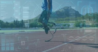 Stadyumda kılıç eğitimi almış Afro-Amerikan bir adamın dijital ekran animasyonu. Engellilik, aktif yaşam tarzı ve dijital arayüz konsepti dijital olarak oluşturulmuş video.