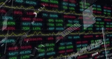 Karanlık arka planda finansal veri işleme animasyonu. Küresel iş, finans ve veri işleme kavramı dijital olarak oluşturulmuş video.