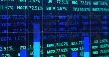 Karanlık arka planda finansal veri işleme animasyonu. Küresel iş, finans ve veri işleme kavramı dijital olarak oluşturulmuş video.