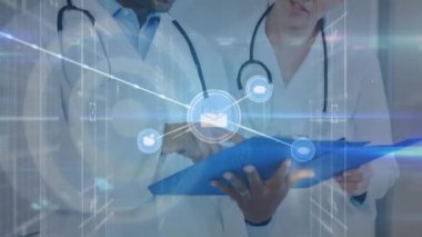 Hasta raporlarını tartışan çok ırklı doktorların çizgileriyle bağlantılı simgelerin canlandırılması. Dijital bileşik, çoklu pozlama, mesaj, tıbbi, sağlık ve iletişim konsepti.