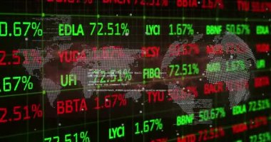 Finansal veri işleme animasyonu ve karanlık arka planda dünya haritası. Küresel iş, finans ve veri işleme kavramı dijital olarak oluşturulmuş video.