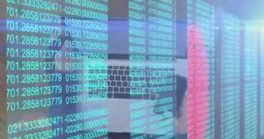 Işık animasyonu, sayılar ve parmak izleri beyaz adamın elinde dizüstü bilgisayar kullanarak. İş, ağ ve dijital olarak üretilen teknoloji konseptiyle çalışma.