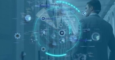 Sunucu odasında yürüyen beyaz erkek mühendis üzerinde 5G metin ve yuvarlak tarayıcıların animasyonu. Küresel ağ ve iş teknolojisi kavramı