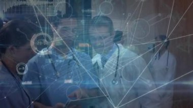 Tablet üzerinde tartışan çeşitli doktorların bağlı olduğu, noktaların ve devre kartı kalıplarının animasyonu. Dijital bileşik, çoklu pozlama, iletişim, takım çalışması, tıbbi, sağlık, teknoloji.