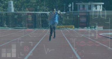 Stadyumda kılıç eğitimi almış Afro-Amerikan bir adamın dijital ekran animasyonu. Engellilik, aktif yaşam tarzı ve dijital arayüz konsepti dijital olarak oluşturulmuş video.