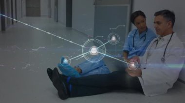 Farklı doktorların koridorda otururken tablet üzerinde tartıştıkları noktaların animasyonu. Dijital bileşik, çoklu maruz kalma, tıbbi, takım çalışması, soyut, sağlık ve teknoloji.