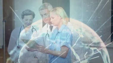 Hastanedeki dijital tablet üzerinde tartışan çok ırklı doktorların küre ve ışınlarının animasyonu. Dijital bileşik, çoklu pozlama, iletişim, tıbbi, sağlık, teknoloji, takım çalışması.