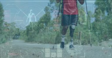 Dijital ekranın animasyonu, yolda protez bacak eğitimi alan Afrikalı Amerikalı bir adamın üzerinde. Engellilik, aktif yaşam tarzı ve dijital arayüz konsepti dijital olarak oluşturulmuş video.