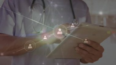 Dijital tablet kullanarak melez doktorların çizgileriyle kesişen noktaların animasyonu. Dijital bileşik, çoklu maruz kalma, profesyonel, aydınlatma, tıbbi, sağlık ve teknoloji konsepti.