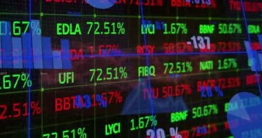 Karanlık arka planda finansal veri işleme animasyonu. Küresel iş, finans ve veri işleme kavramı dijital olarak oluşturulmuş video.