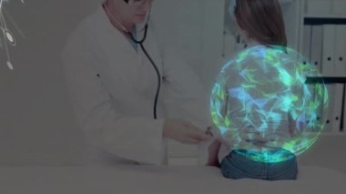 Kafkas doktorunun hastayı muayene etmesi üzerine çizgilerle ve dünyayla bağlantılı noktaların animasyonu. Dijital bileşik, çoklu maruz kalma, küreselleşme, steteskop, tıbbi, sağlık ve teknoloji.