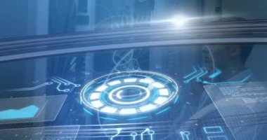 Sunucu odasındaki düşünceli beyaz erkek mühendis üzerinde 5G metin ve yuvarlak tarayıcıların animasyonu. Küresel ağ ve iş teknolojisi kavramı