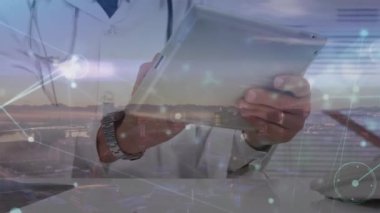 Çizgilerle bağlantılı noktaların animasyonu, şehir manzarasının havadan görüntüsü ve tablet kullanan melez bir doktor. Dijital bileşik, çoklu pozlama, mimari, tıbbi, sağlık ve teknoloji kavramı.