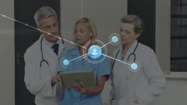 Kafkas doktorların dijital tablet üzerinde tartıştığı çizgilerle bağlantılı simgelerin canlandırılması. Dijital bileşik, çoklu pozlama, mesaj, takım çalışması, iletişim ve teknoloji kavramı.