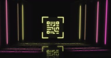 QR kodunun animasyonu ve siyah uzayda neon çizgiler. İletişim, ağ ve dijital alan kavramı dijital olarak oluşturuldu.