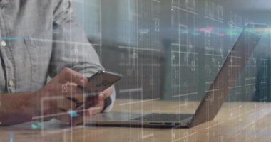 Işık ve verinin animasyonu beyaz adamın elinde dizüstü bilgisayar kullanarak. İş, ağ ve dijital olarak üretilen teknoloji konseptiyle çalışma.