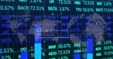 Finansal veri işleme animasyonu ve karanlık arka planda dünya haritası. Küresel iş, finans ve veri işleme kavramı dijital olarak oluşturulmuş video.