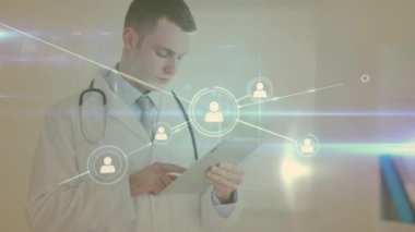 Dijital tablet kullanan beyaz erkek doktor üzerindeki çizgilerle bağlantılı profil simgelerinin canlandırılması. Mercek, dijital bileşim, çoklu pozlama, iletişim, sağlık, sağlık ve teknoloji.