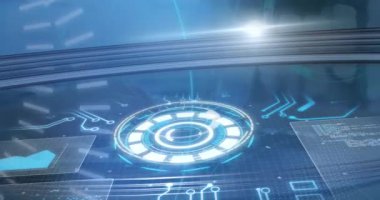 Akıllı telefon kullanan bir adamın orta bölümünde 5G metin, yuvarlak tarayıcı ve veri işleme animasyonu. Küresel ağ ve iş teknolojisi kavramı