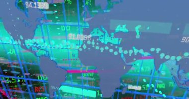 Finansal veri işleme animasyonu ve karanlık arka planda dünya haritası. Küresel iş, finans ve veri işleme kavramı dijital olarak oluşturulmuş video.