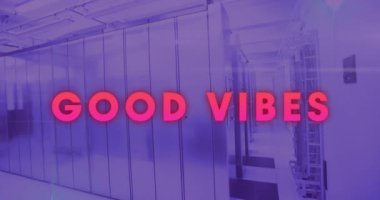 Menekşe sunucu odasındaki iyi titreşimlerin animasyonu. İletişim, küresel ağ ve teknoloji konsepti dijital olarak oluşturulmuş video.