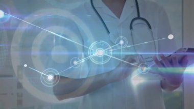 Dijital tablet kullanan beyaz kadın doktorların üzerine bağlı noktaların ve dart tahtalarının animasyonu. Dijital bileşik, çoklu pozlama, hedef, aydınlatma, tıbbi, sağlık ve teknoloji konsepti.