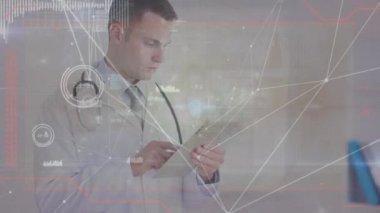 Dijital tablet kullanan gülümseyen beyaz doktorun üzerindeki çizgiler ve grafiklerle bağlantılı noktaların animasyonu. Dijital bileşik, çoklu pozlama, rapor, veri, tıbbi, sağlık ve teknoloji kavramı.