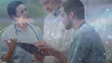 Kafkas doktor grubu üzerinden bağlantı ağının animasyonu. Küresel tıp kavramı dijital video oluşturuldu.