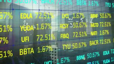 Şehirdeki finansal veri işleme animasyonu. Küresel iş, finans ve veri işleme kavramı dijital olarak oluşturulmuş video.